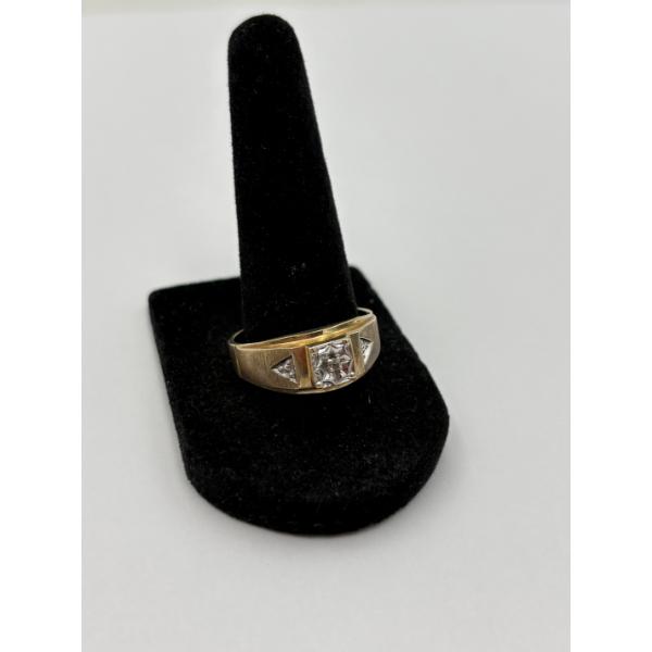 Stunning 10K Ring with Diamonds - Size 11 - 2.8 Grams