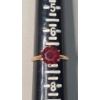 Image 6 : Women's 10K Yellow Gold Ring With Red Stone - Size 7 - Weight: 2.7g