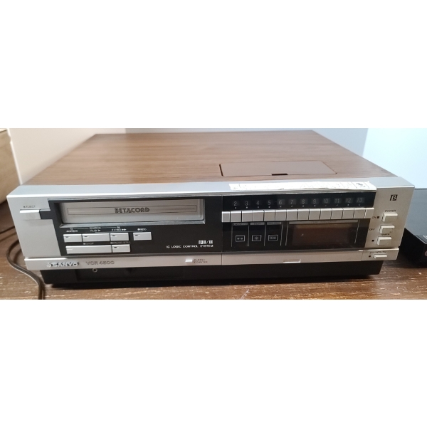 Sanyo VCR 4500 Betamax Video Tape Recorder Player & LG DVD/CD Player - Both Power On