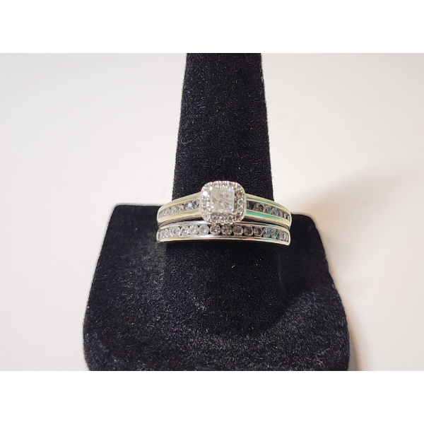 14K Gold Ring with Diamonds Size 8 Total Weight 6.6g