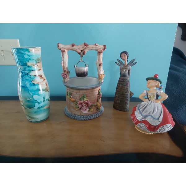 Nice 4 Pc Porcelain Decor Grouping - See pictures - All Quality Items
