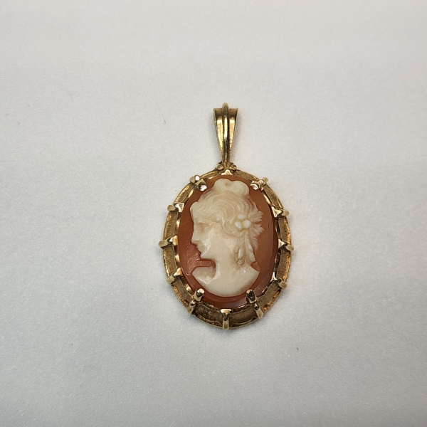 Vintage 10K Yellow Gold Cameo Pendant - Total Weight: 3.4g