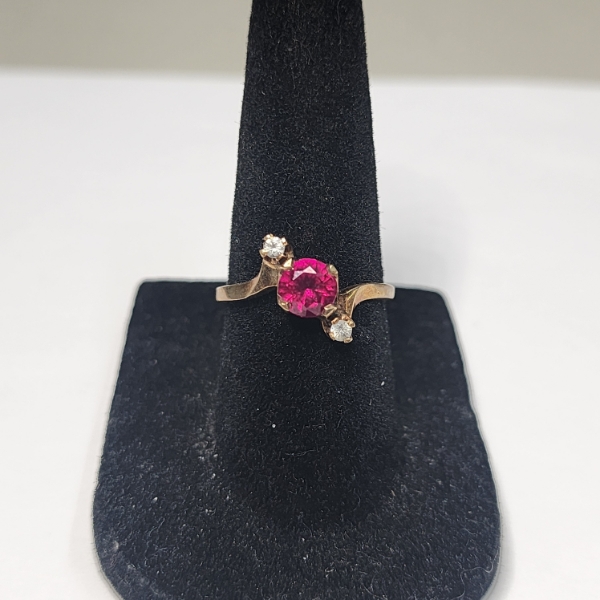 Beautiful 10K Gold Ring with Ruby/Clear Stones - Size 6.5 - TW: 2.0g