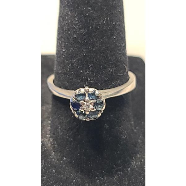 14K White Gold Cluster Ring - Size 7.5 - Weight: 2.7g