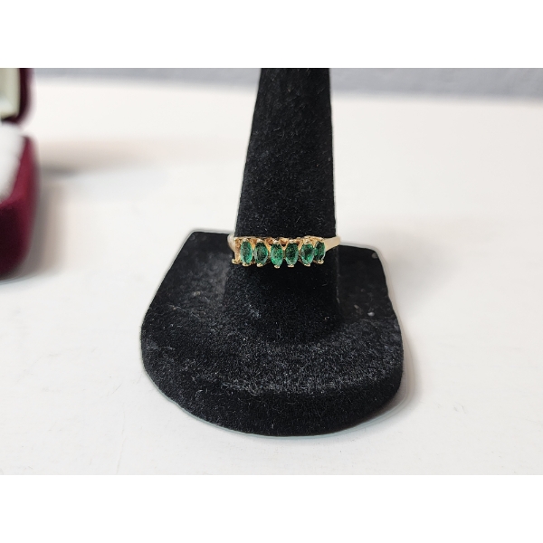 14K Gold Ring with Emerald-Color Stones Total Weight 1.8g - Size 8