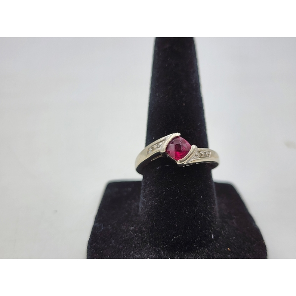 10K Gold Ring with Ruby-Colored Gemstone - Size 6.5 - Total Weight: 2.7g
