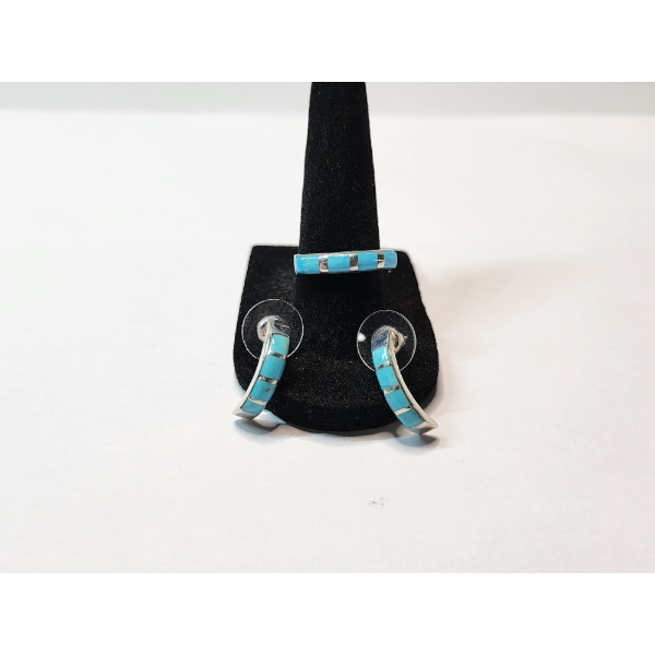 Nice Set of Sterling Silver and Turquoise Ring and Earrings TW: 4.4g