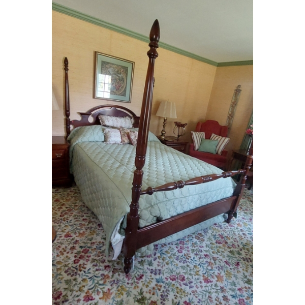 Fantastic Vintage 4 Post Mahogany Bed (Double Size) In Superior Cond'tn - Incl Mattress & Bedspread