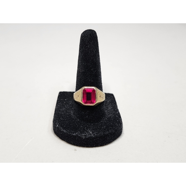 Beautiful 10K Yellow Gold Ring with Ruby Colored Stone - Size 8.5 - TW: 5.4g