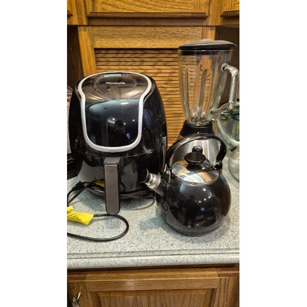 Kitchenware - 3 Pc Coffee Pot Air Fryer & Blender See Pics 