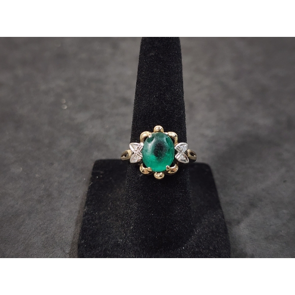 10K Gold with Oval Emerald-Color Center Stone - Size 7 - Total Weight: 3.0g