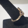 Image 3 : Gorgeous 10K Yellow Gold Ring with Blue-Toned Stones - Size 7 - TW: 3.6g