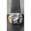 Image 1 : Vintage 10K Gold Ring Featuring A Carved Hematite Intaglio Of A Roman Soldier - Weight: 5.1g