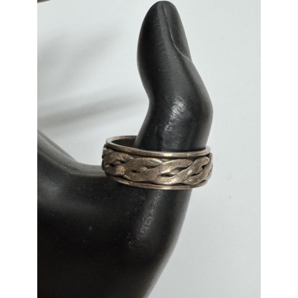 Beautiful Men's Sterling Silver Ring- Size 12 - 7.9 Grams - Beautiful Condition!