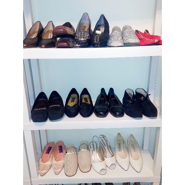 All 3 Shelves Of High End Mostly Very Little Used Or Brand New Ladies Shoes 