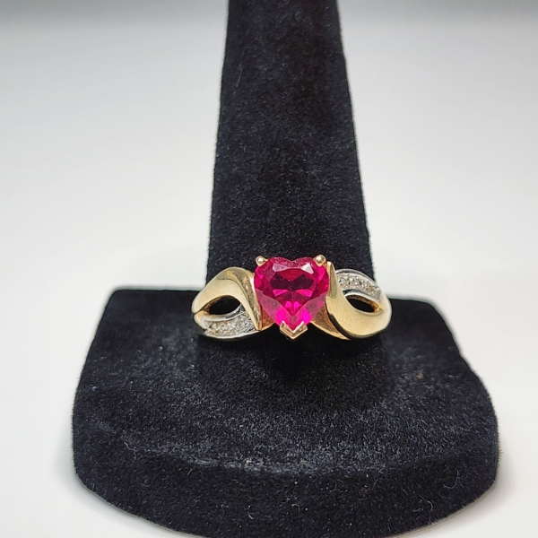Gorgeous 10K Yellow Gold Ring with Red Heart Gemstone - Size 10 - Total Weight: 2.8g