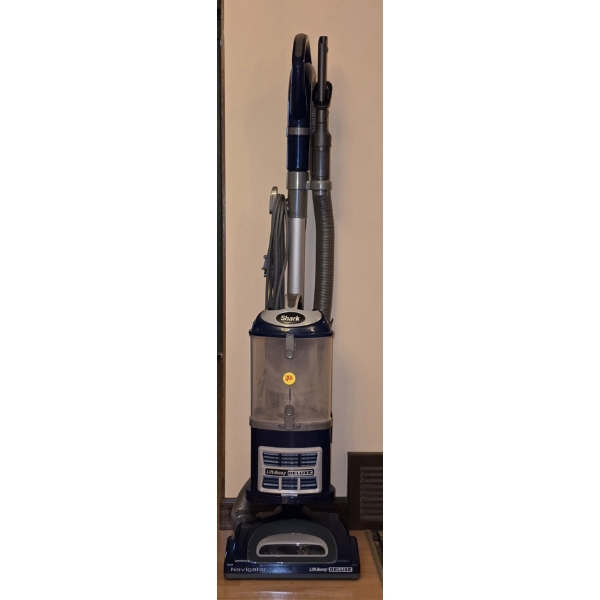 Shark Navigator Lift Away Deluxe - Works, Great Suction - Blue