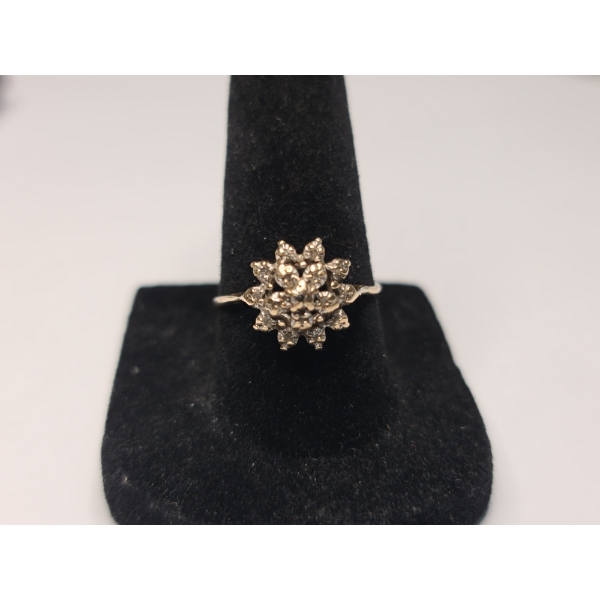 Vintage Women's 10K Yellow Gold Cluster Ring - Size 7 - Weight: 1.7g