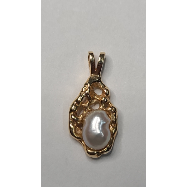 14K Yellow Gold Brutalist-Style Openwork Pendant With Baroque Freshwater Pearl - Weight: 2.7g