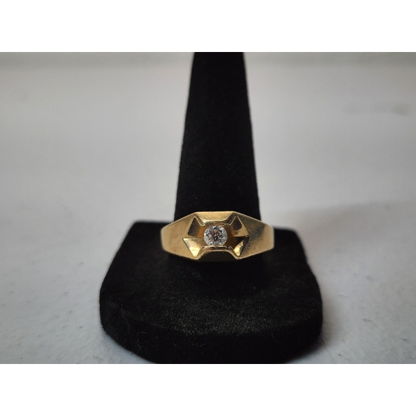 Beautiful 14K Yellow Gold Ring With Diamond - Size 10 - TW:6.4g 