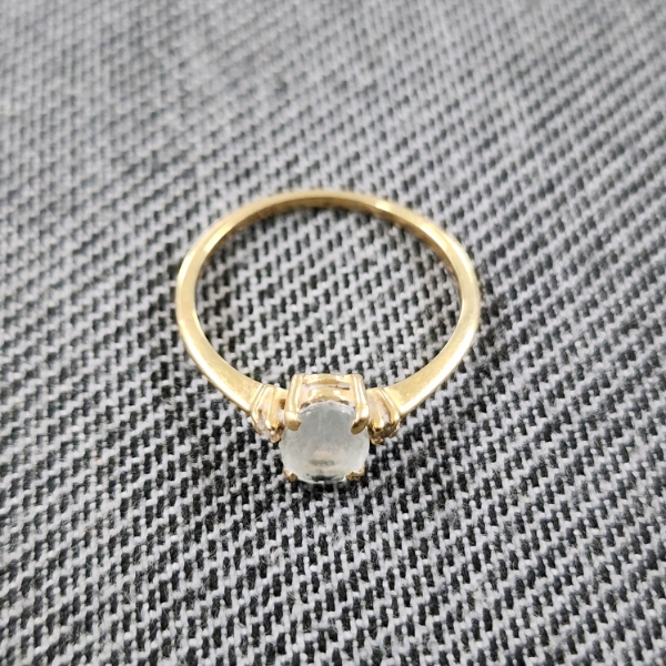 14K Yellow Gold Ring Ft. Clear Center Stone ~ Size 6 ~ Weighs 1.5 Grams Total
