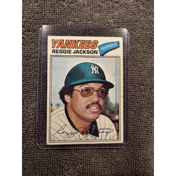 1977 Topps Reggie Jackson Baseball Card #10 - Excellent Condition