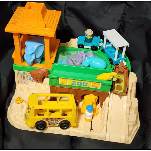 Vintage 1984 Fisher-Price Little People Zoo Playset #916 - Nearly Complete!  ~Missing Some Pieces~