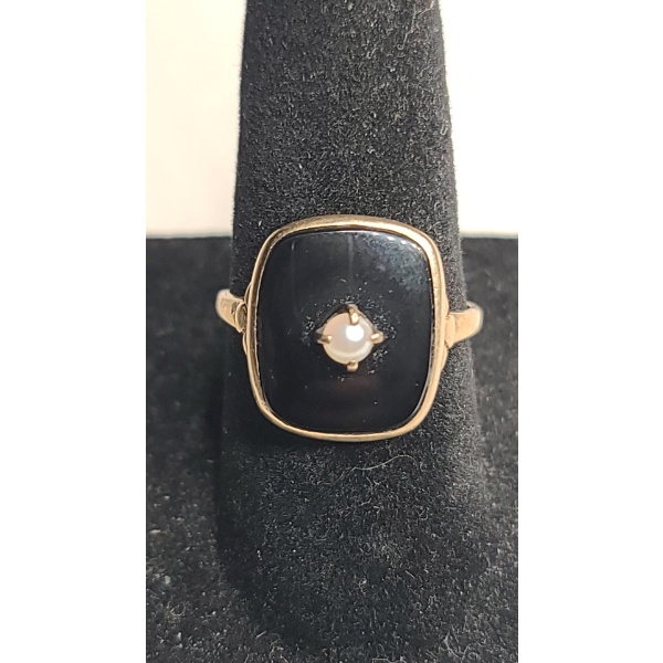 10K Gold Black Onyx With Pearl Center Ring - Size 7 - Weight: 2.6g