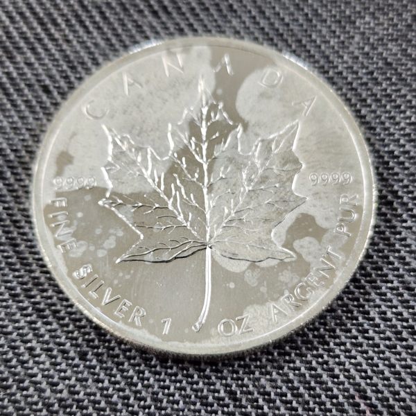 1 Troy Oz 2010 Canada .9999 Fine Silver Maple Leaf Round