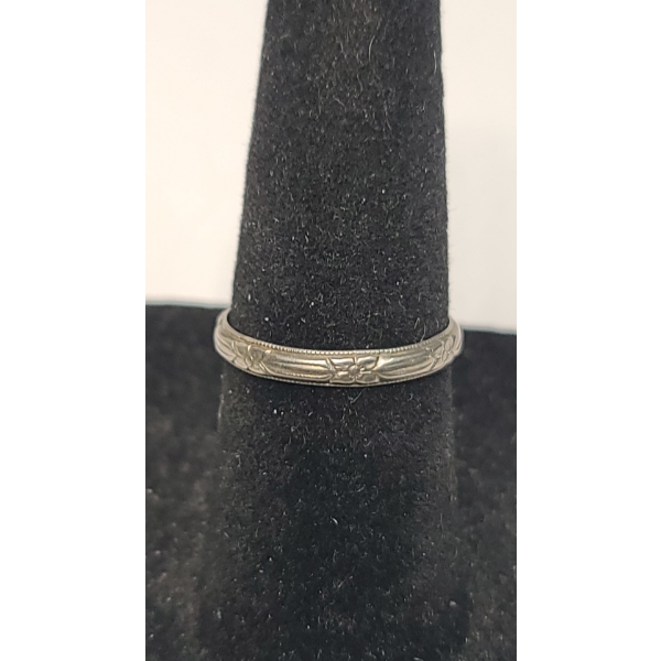 10K White Gold Plumb Art Carved Ring - Size 6 - Weight: 0.9g