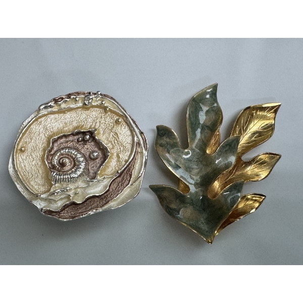 Set of 2 Pretty Costume Jewelry Brooches - Great Condition