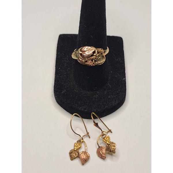 10K Black Hills Gold Tri-Color Ring (Size 7) & 10K Gold Pair Of Matching Earrings-Total Weight: 4.7g