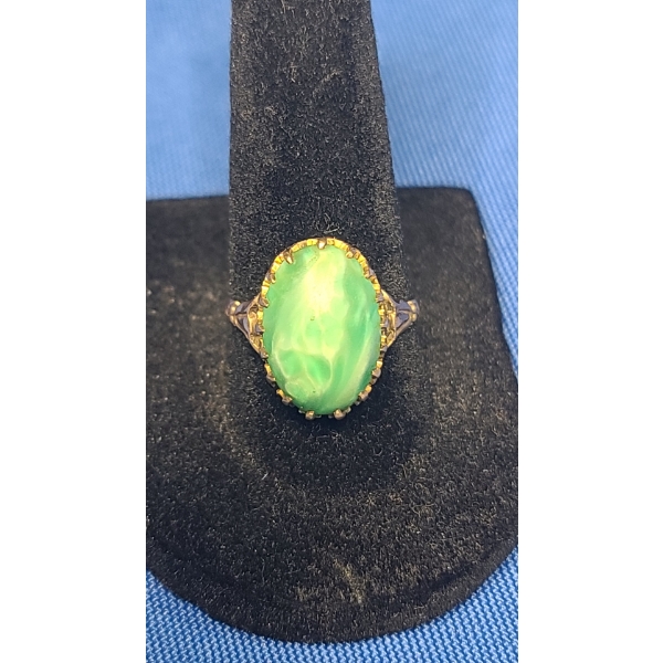 10K Gold Ring With Possible Jade Stone - Size 8 - Total Weight: 4.1g