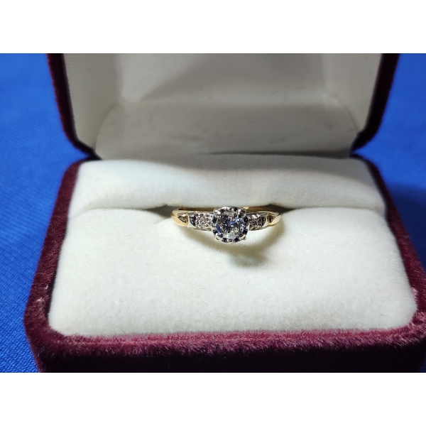 Beautiful Engagement-Style 10K Gold Ring - Size 6 - Total Weight: 2.4g