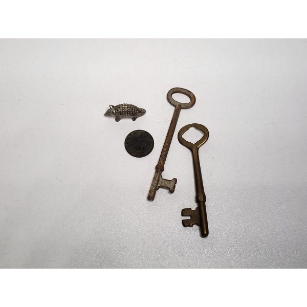 Collectibles Assortment: 1903 Indian Head Cent, Metal Armadillo Figurine, 2 Vintage Keys