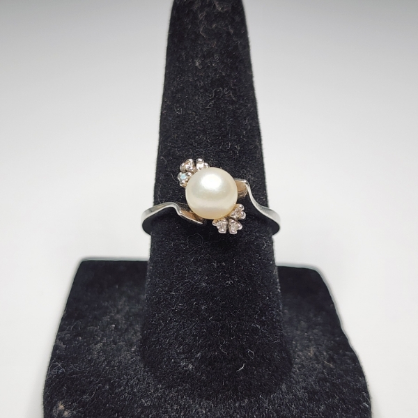 Stunning 10K White Gold Pearl Ring - Size 5.5 - Total Weight: 3.0g