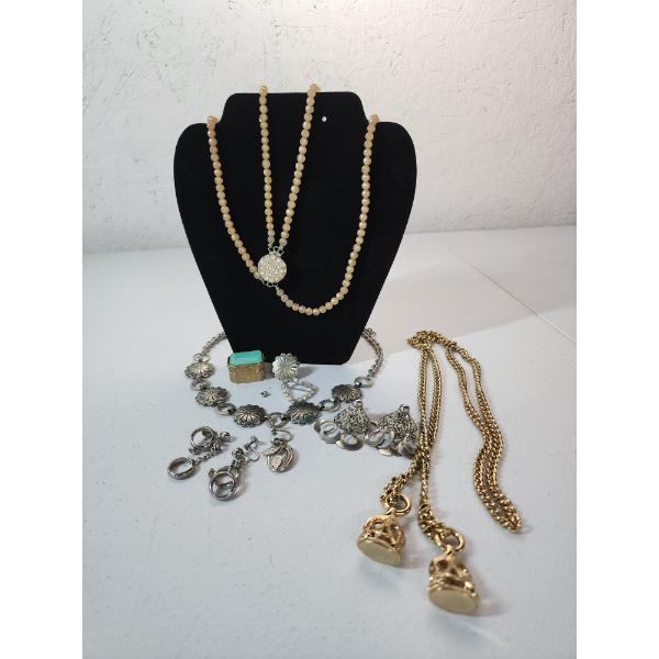 Nice Assortment of Costume Fashion Jewelry & Accessories