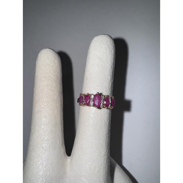 10 Karat Gold Women's Ring 2.9 Grams! Beautiful Condition 