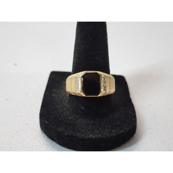 10K Gold Ring With Onyx-Black Stone - Size 9 - TW: 4.4g
