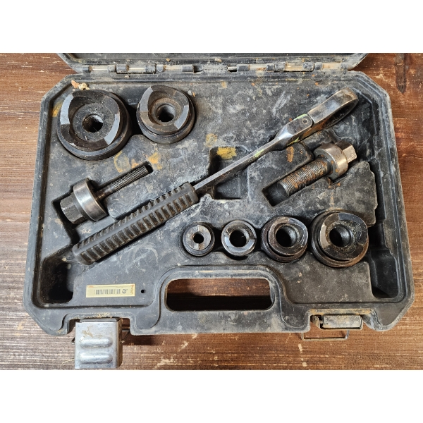 Southwire Max Punch Ratchet Set
