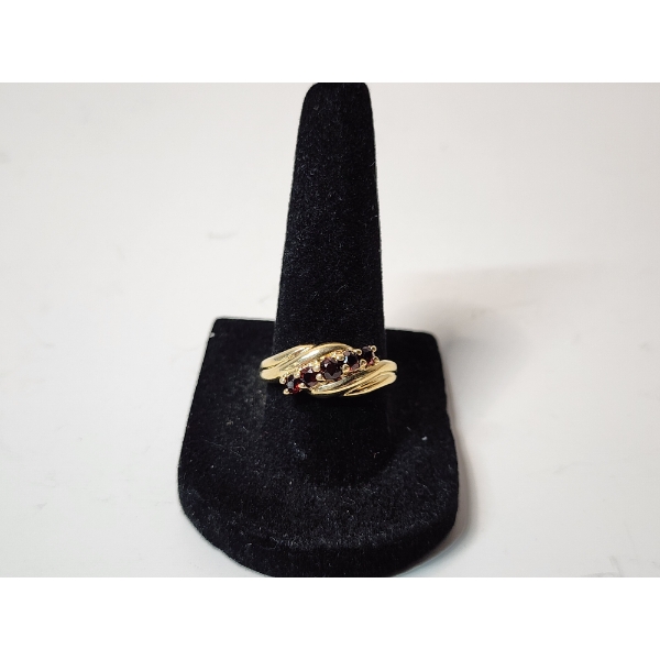 Beautiful 14K Gold Ring with Diagonally Set Garnet Stones - Size 8 - Total Weight 3.5g
