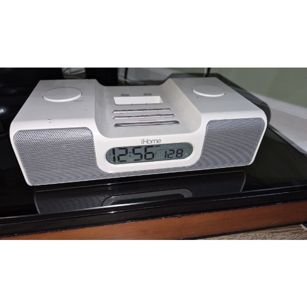 PICKUP IN NORTHFIELD - As Shown Working Clock Radio - See Pics