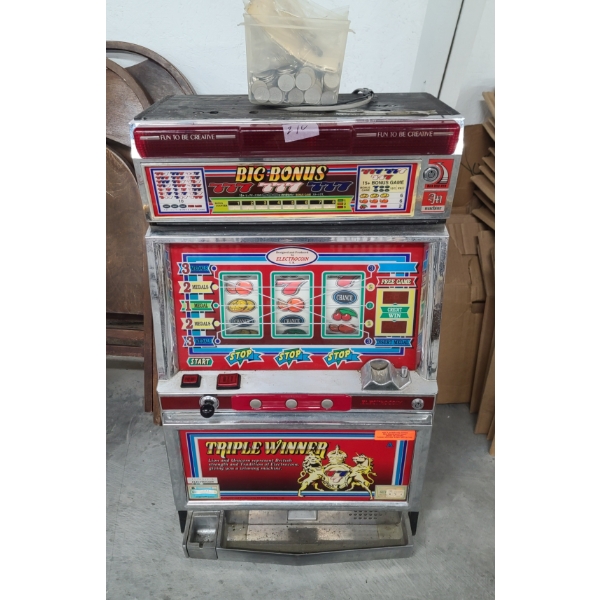 ELECTROCOIN ca 1974  Cherry Master / Slot Machine With Tokens & Keys