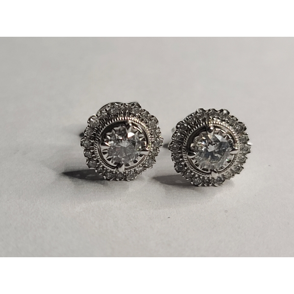 Elegant Pair Of 10K White Gold Stud Earrings - Weight: 1.8g