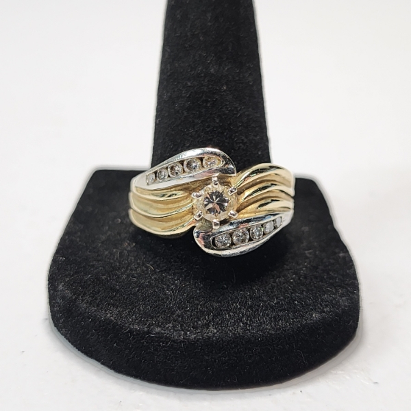 Stunning 14K Gold Two-Tone Ring with Diamond Center-Stone - Size 10 - Total Weight: 11.2g
