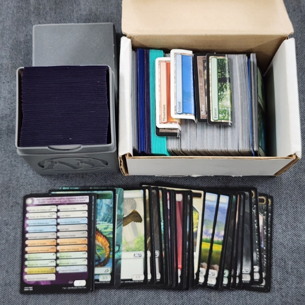 Magic The Gathering Deck Box With Deck in Sleeves & Box of Assorted Lands 