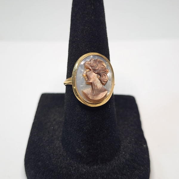 Stunning Vintage Cameo 10K Yellow Gold Ring - Size 5.5 - TW: 2.5g