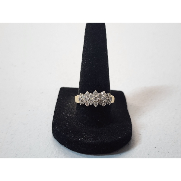 Stunning 10K Gold Diamond Cluster Ring - Size 9 - Total Weight: 4.1g