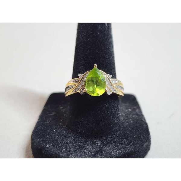 14K Gold Ring with Peridot Teardrop Stone - Size 8 - Total Weight 4.2g