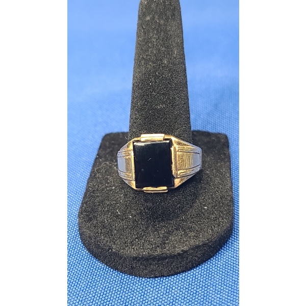 Men's 10K Gold Ring With Black Onyx - Size 10 - Weight: 4.8g